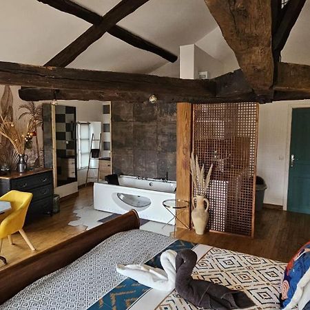 Suite Penthouse Romantique, Confolens, Charente Esterno foto
