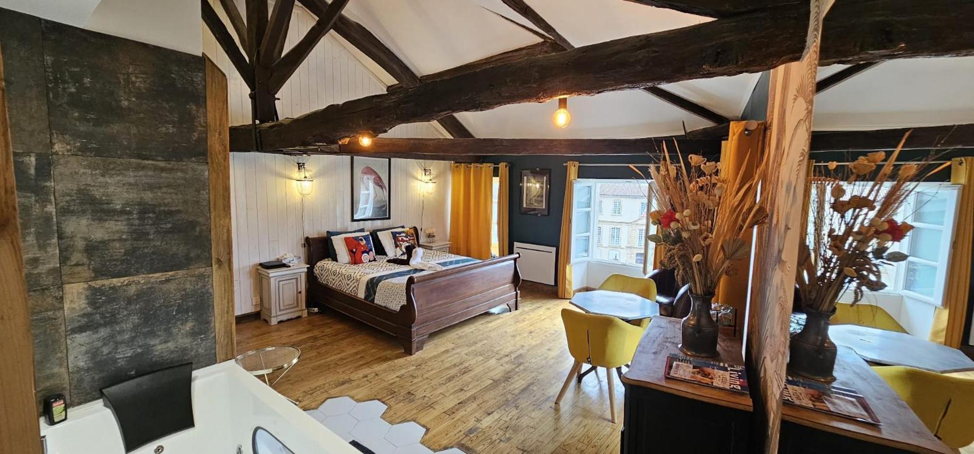 Suite Penthouse Romantique, Confolens, Charente Esterno foto