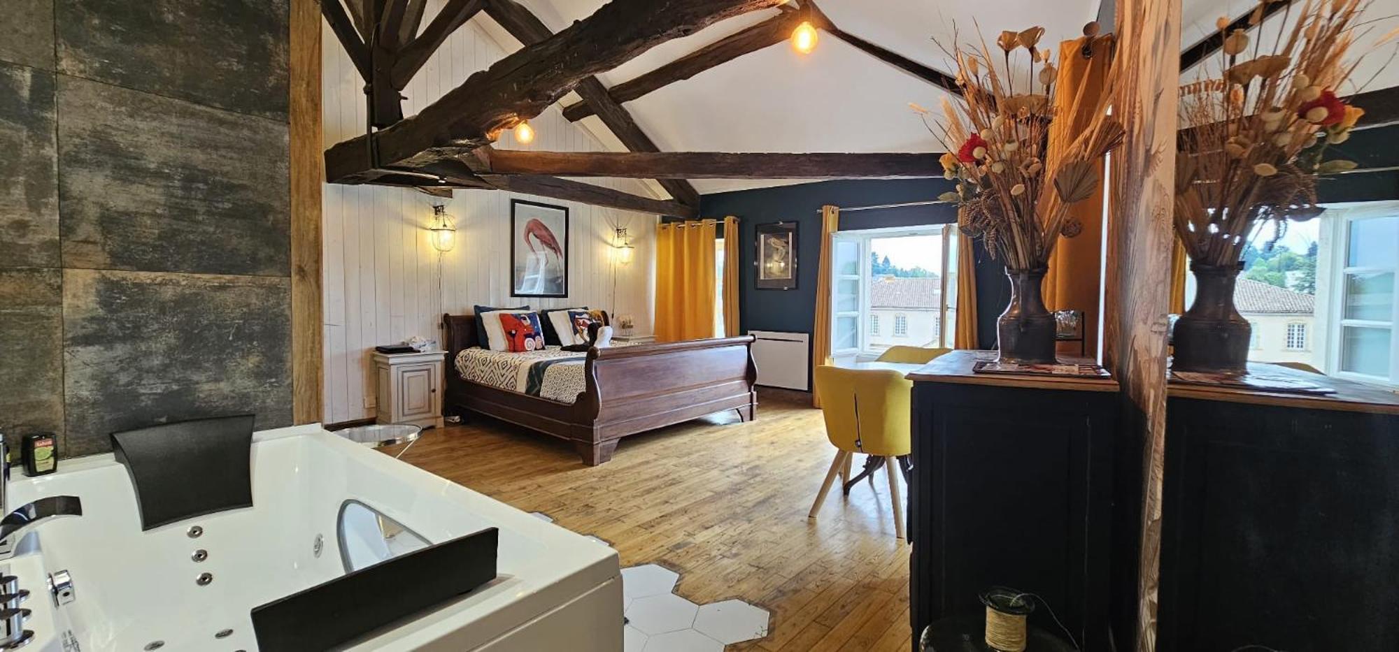 Suite Penthouse Romantique, Confolens, Charente Esterno foto